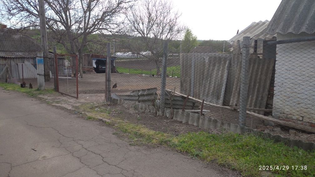 Продам два дома подряд с  большим земельным участком