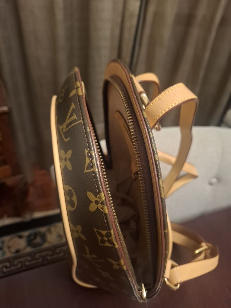 Mochila Louis Vuitton nova