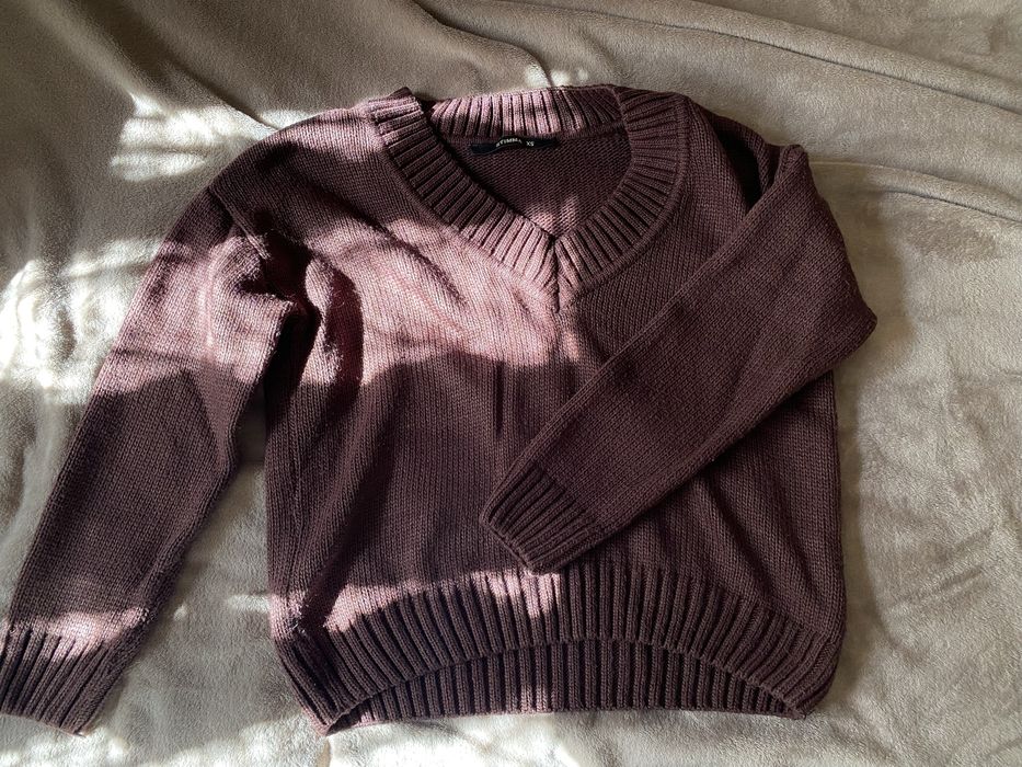 Светр з v подібним вирізом