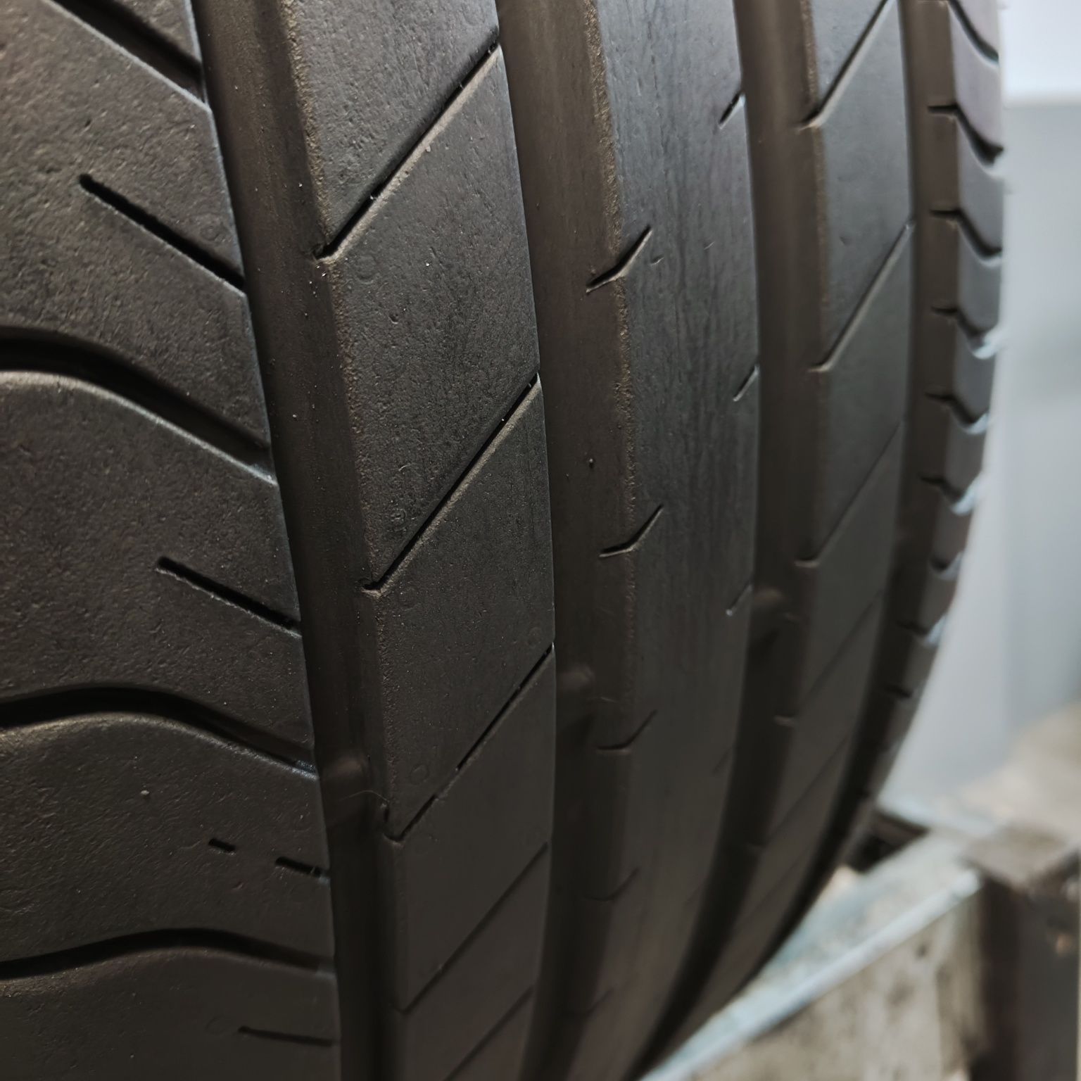 235/45/19 XL Sprzedam parę opon letnich Dunlop