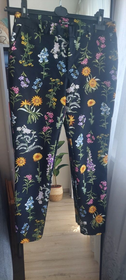 Czarne eleganckie garniturowe spodnie w kwiaty liście Stradivarius 38