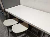 Mesa alta cozinha IKEA UTBY + 2 bancos