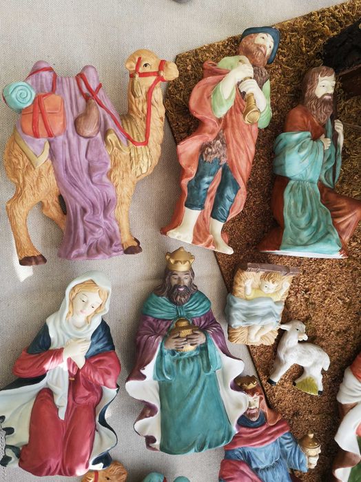 Stara drewniana szopka z wyjątkowymi porcelanowymi figurkami-unikat.