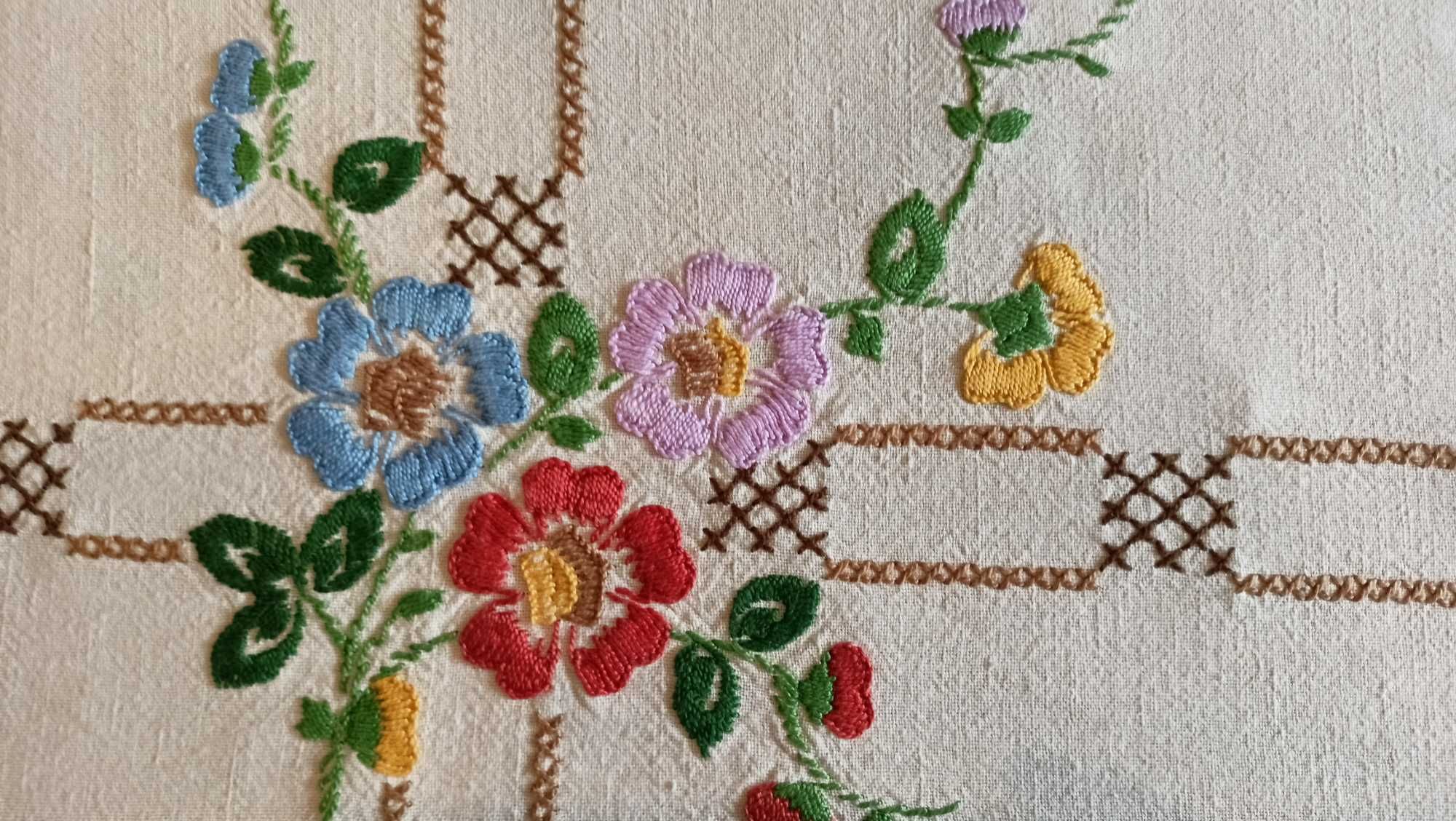 Stary obrus z haftem ręcznym, duży 170 x 135, ecru