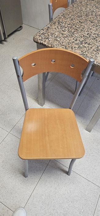 Mesa de cozinha em inox e pedra marmore e cadeiras