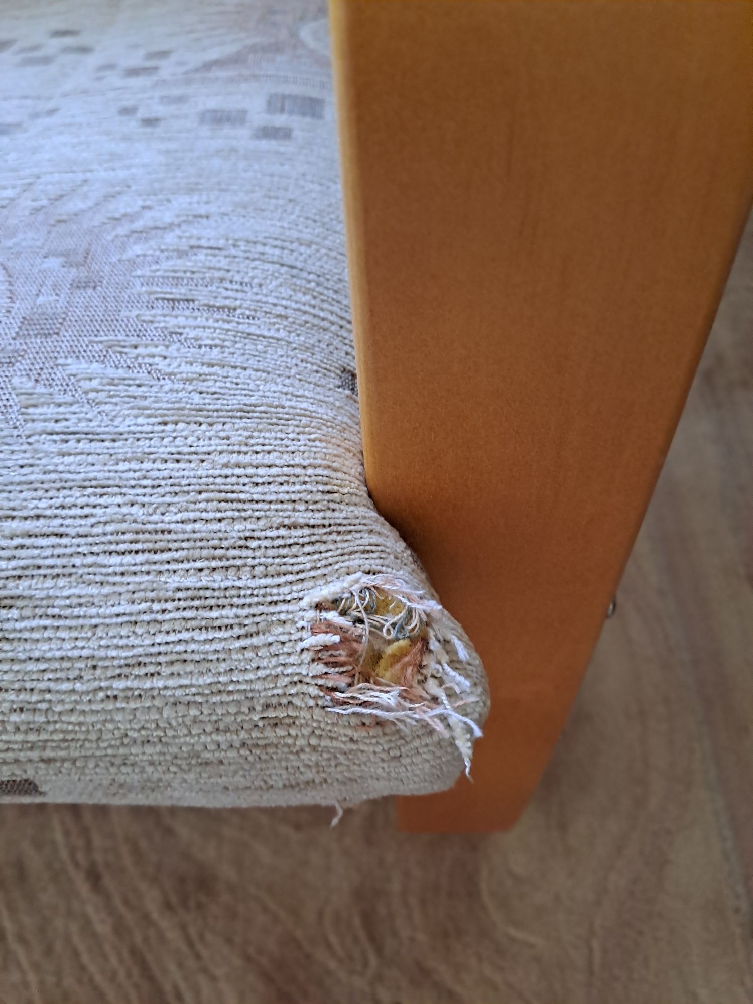 Dwa fotele i szklany stolik