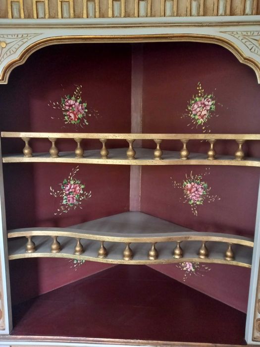 Móvel de canto pintado, em madeira maciça