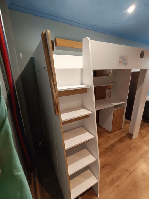 Łóżko, antresola z biurkiem