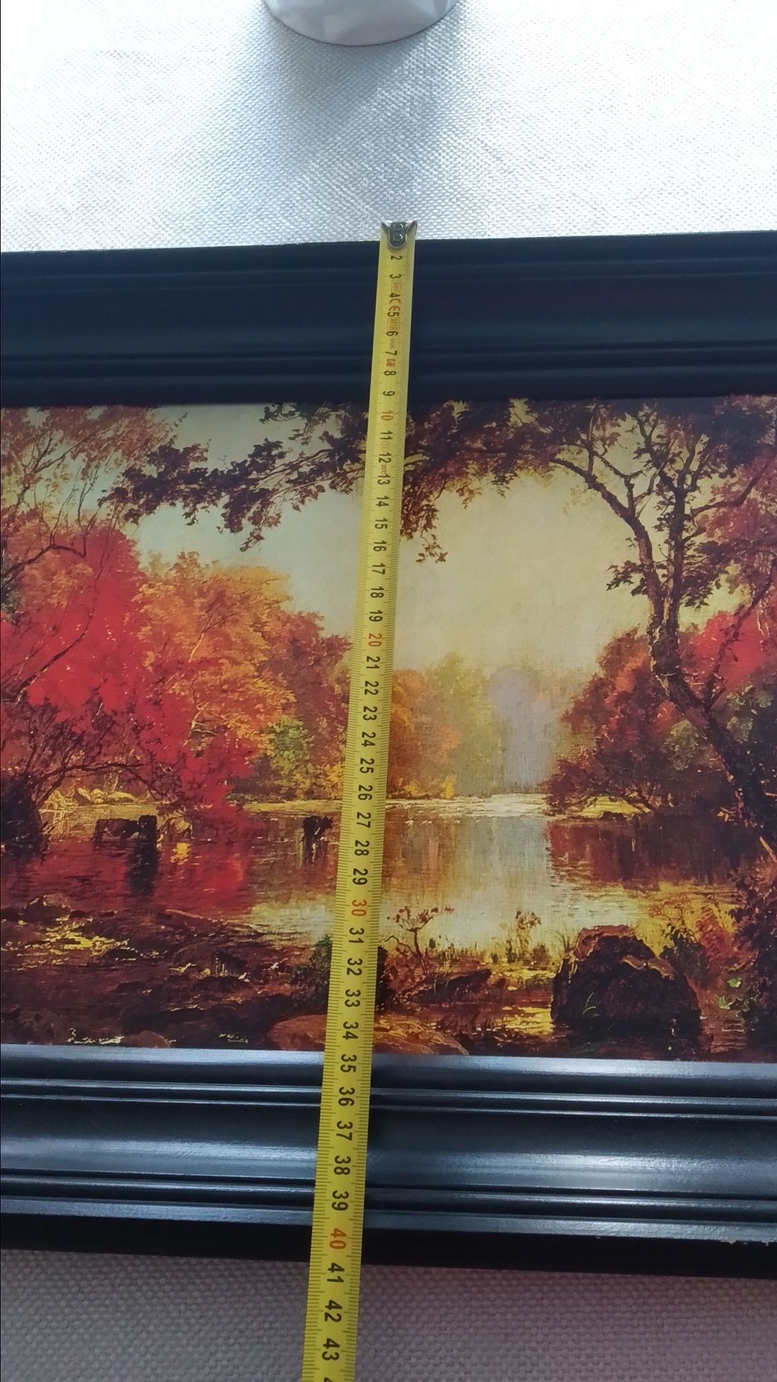 Obraz w ramie nad rzeką jesienią