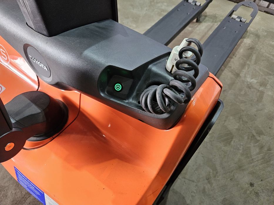 Електронавантажувачі Toyota з Li-ion АКБ. Вилочные погрузчики Тойота