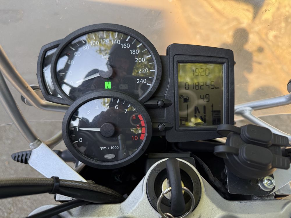 BMW R1200R de 2011 - irrepreensível - poucos km