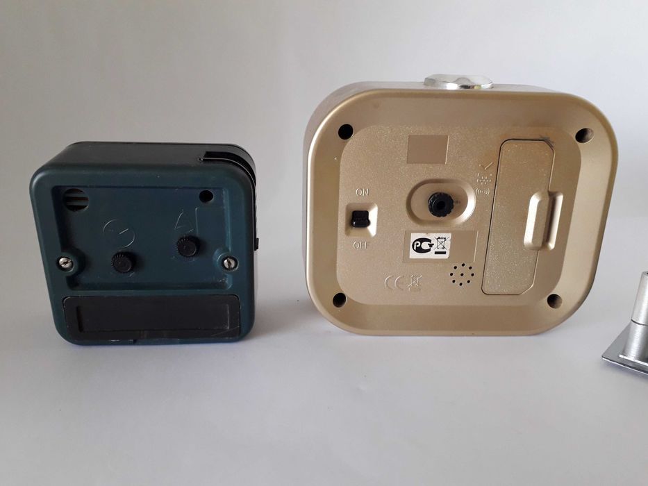 Zestaw trzech starych budzików z okresu PRL.