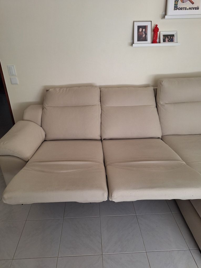 Sofá com assentos elevatórios