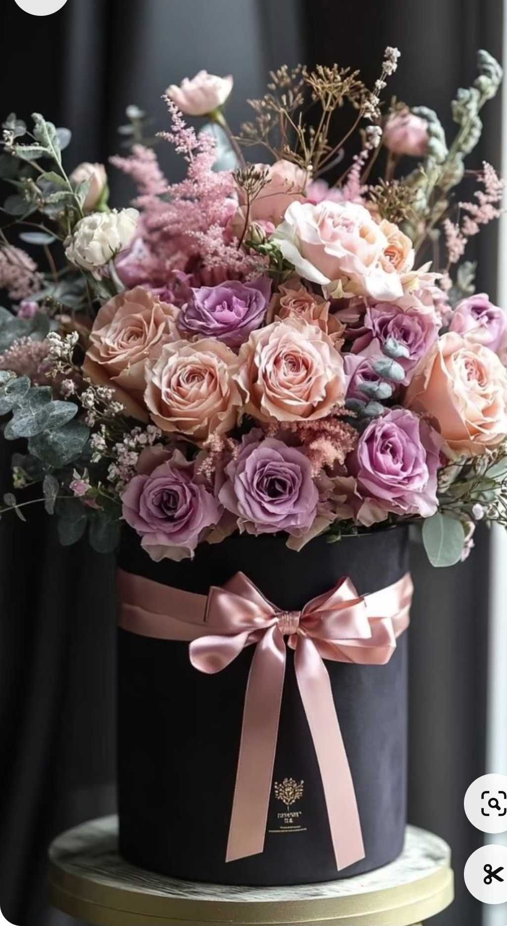 Flower box z różami i eukaliptusem