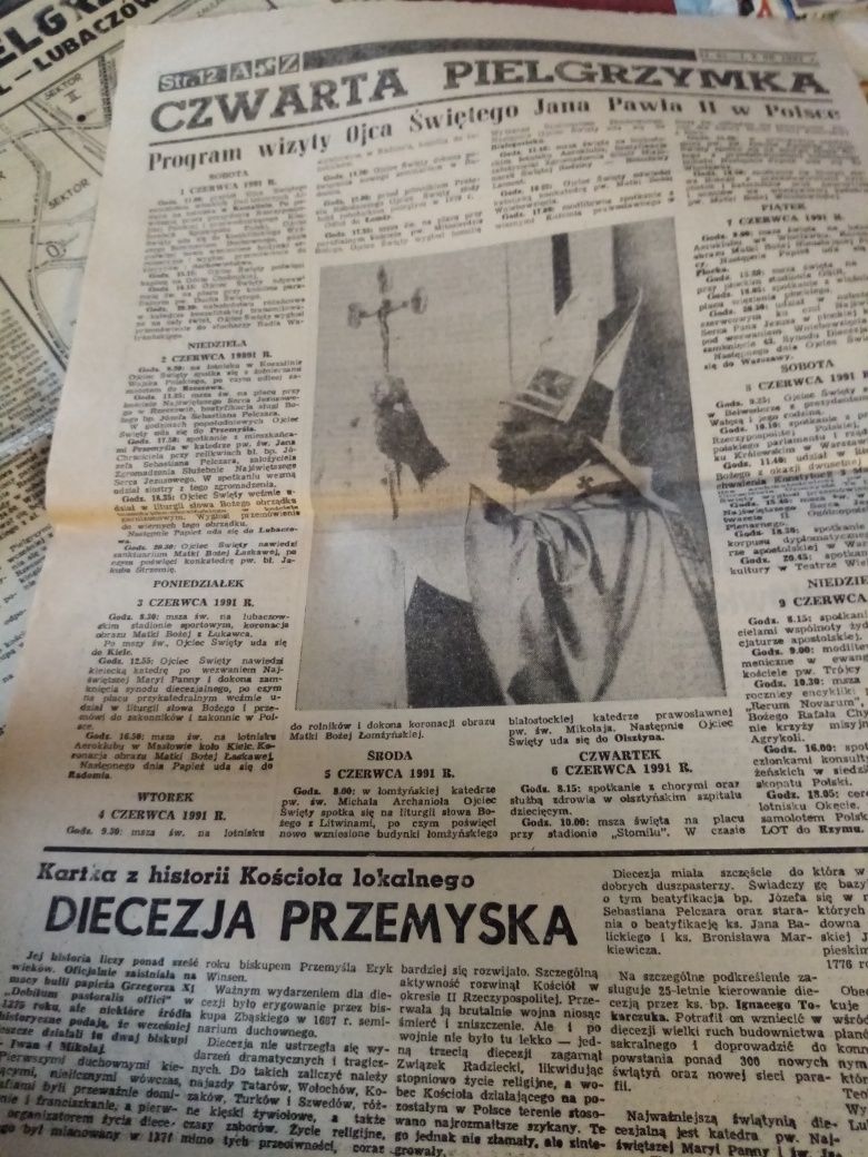 Jan Paweł II. Pielgrzymki do Polski. Gazety i wycinki z gazet