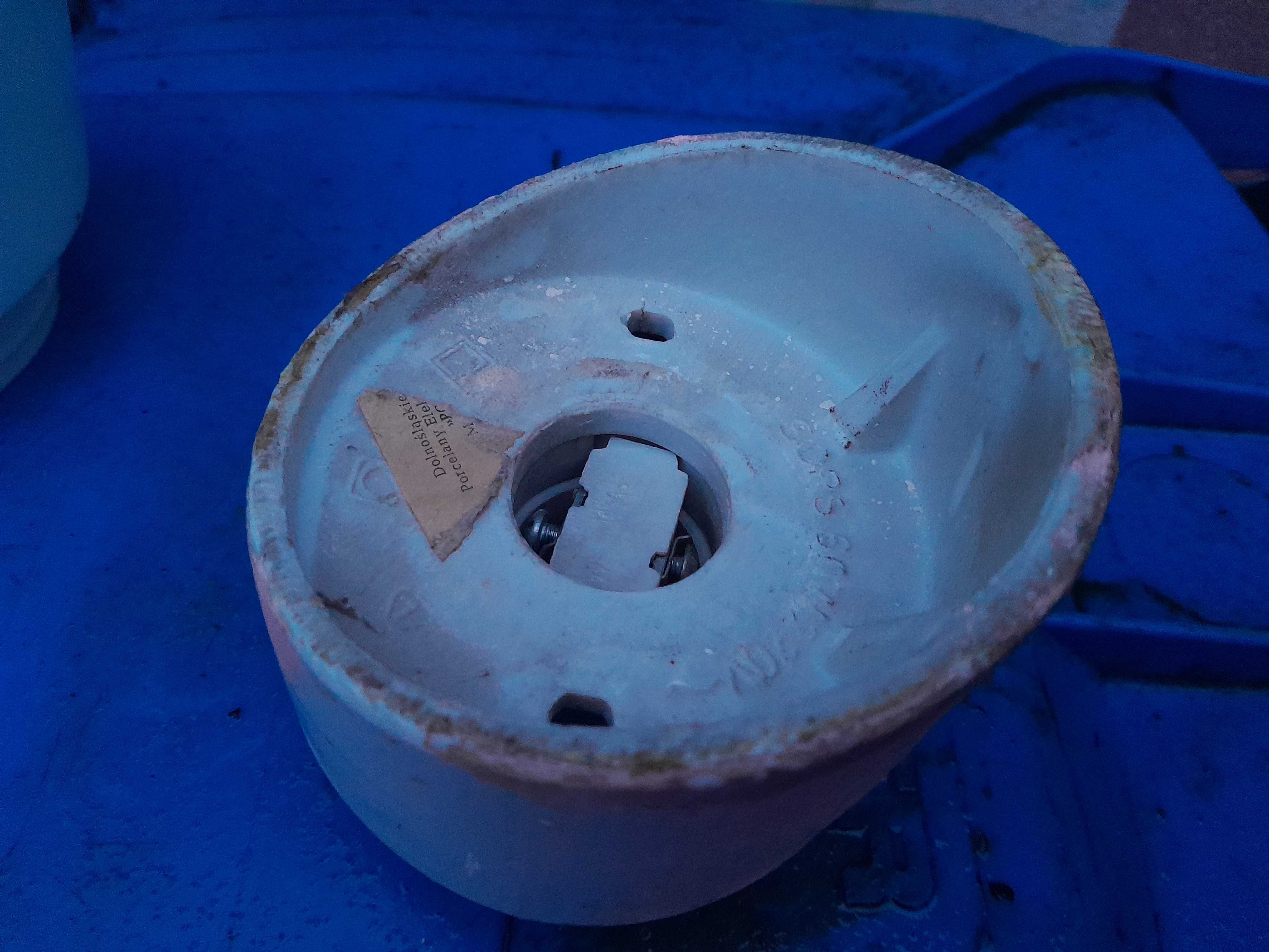 Stara oprawa ceramiczna lampy garażowej piwnicznej