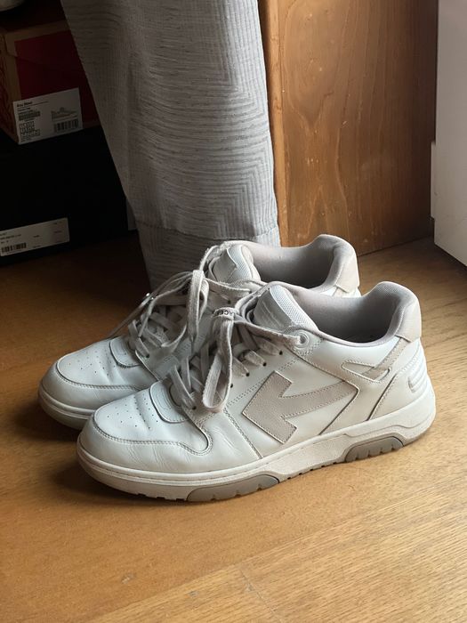 Off white Bege e branco