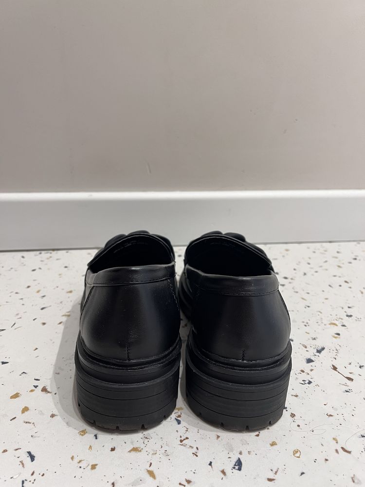 Czarne loafersy damskie