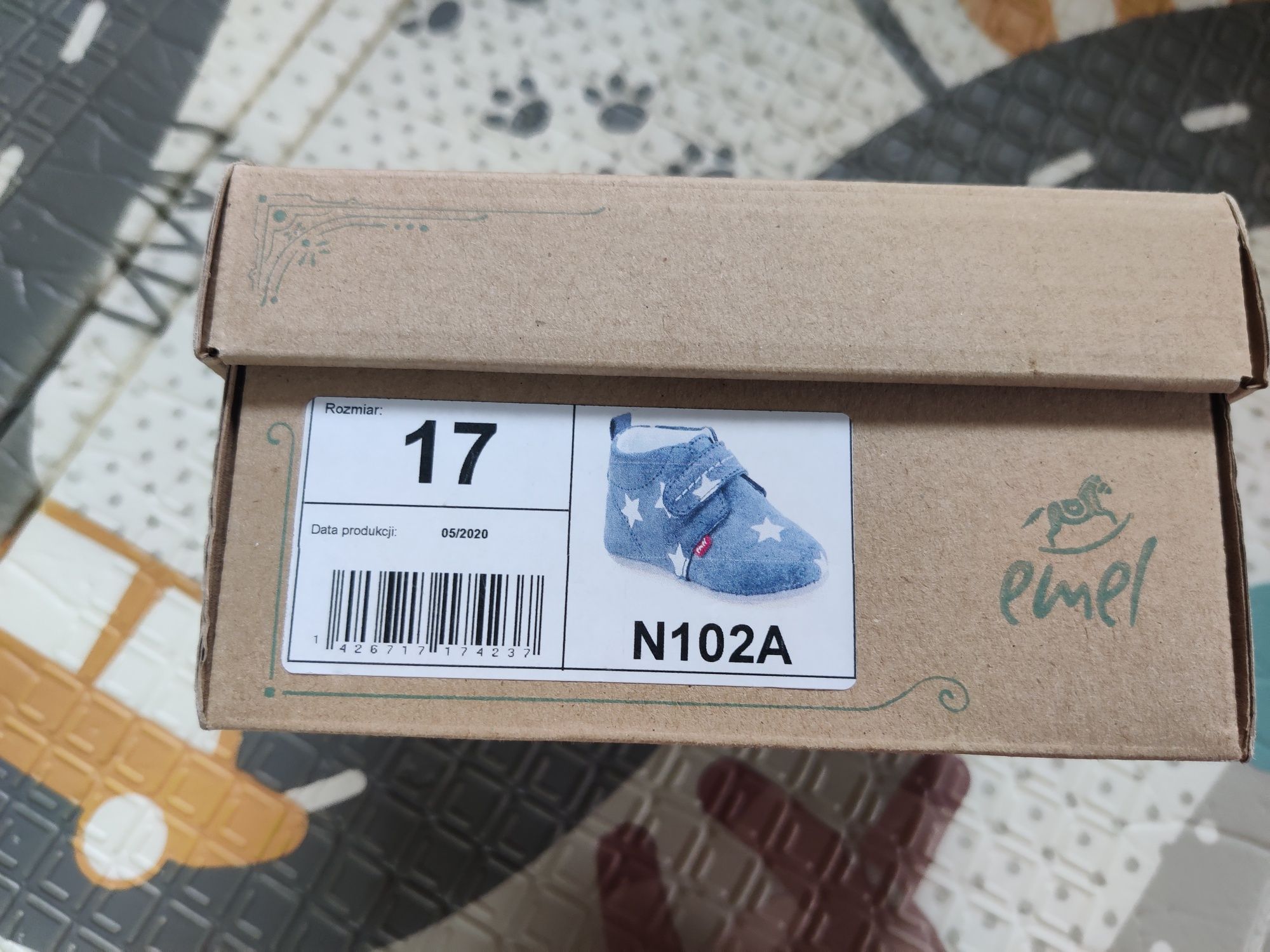 Mata edukacyjna Little Dutch, nosidło  Ergobaby, buty Emel