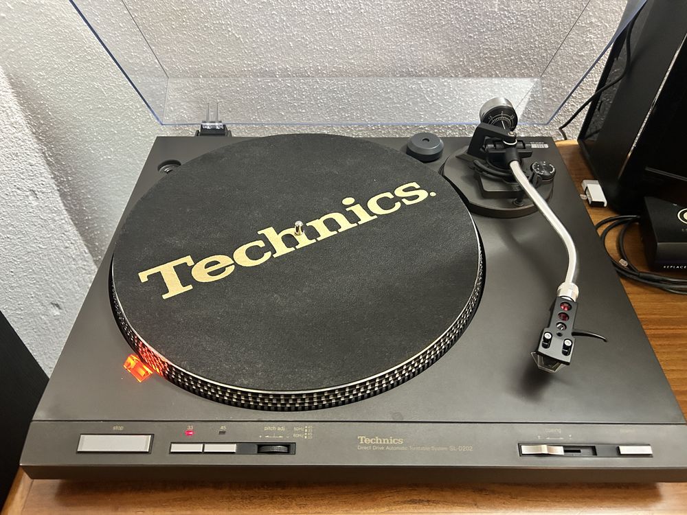 Gira-Discos Technics SL-D202