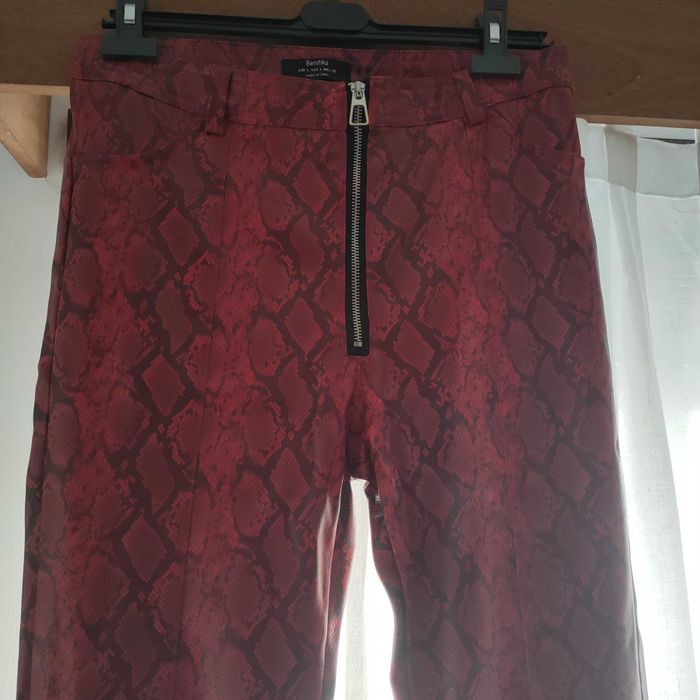 Calças vinil vermelhas estampado animal tam L (veste M/L)