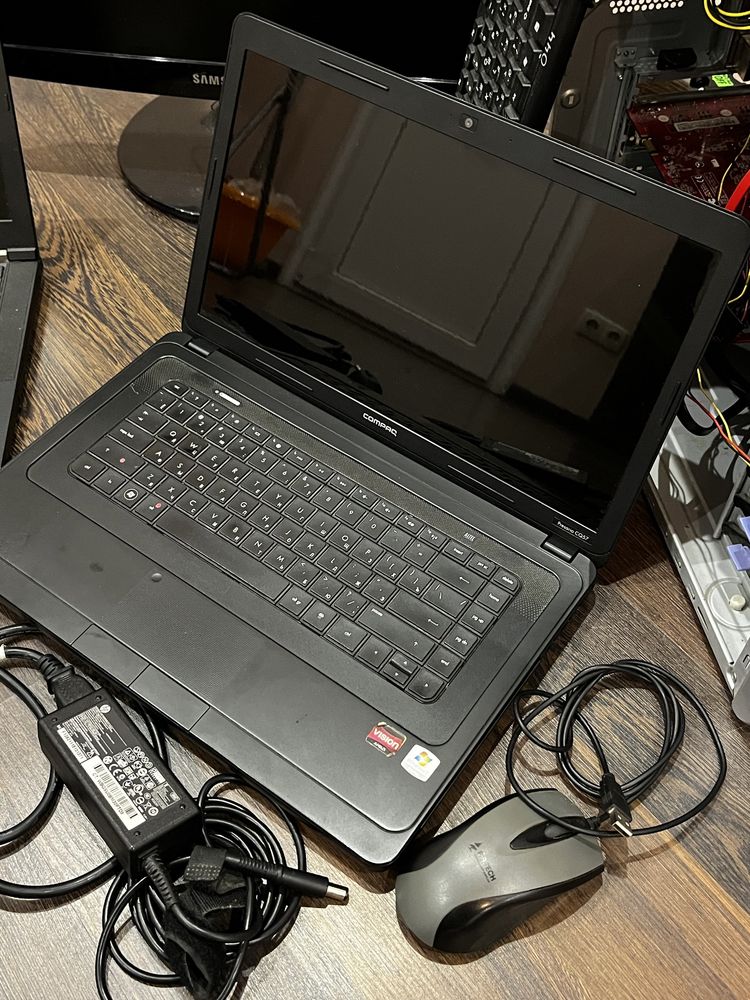 Компьютер два ноутбука два монитора и аксесуары один комплект