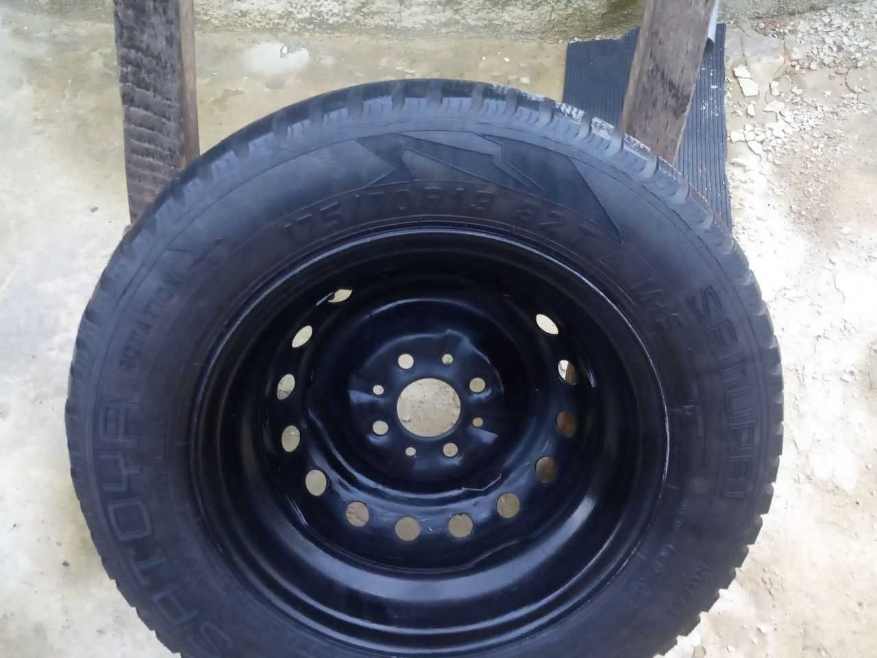 Продам колесо в сборе 175/70 R13 82T