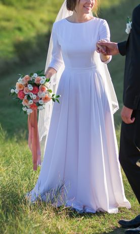 Весільна сукня,  дуже ніжна.