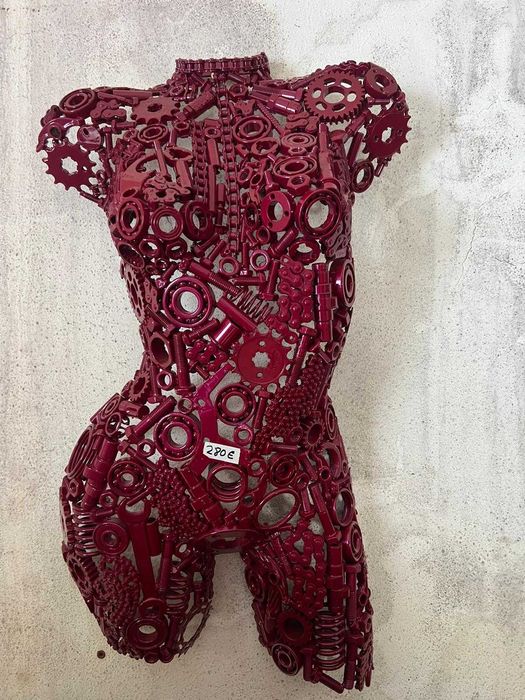 Corpos mulher em metal reciclado