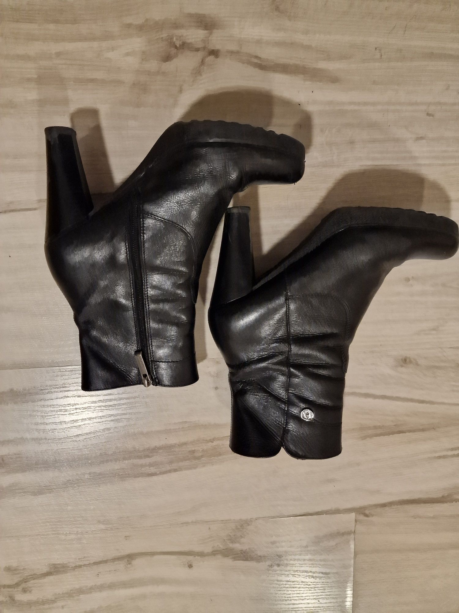 Czarne skórzane botki Lasocki 38