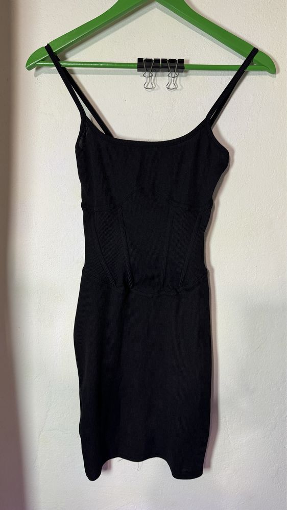 Чорна сукня з імітацією корсету