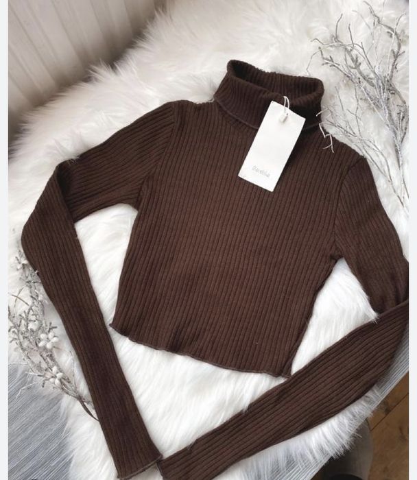 Шоколадна коричнева водолазка гольф bershka