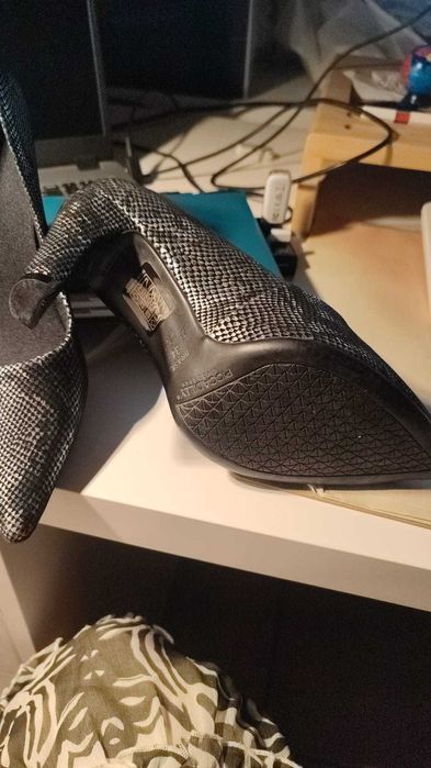 Sapatos novos Picadilly em pelo de cobra número 36