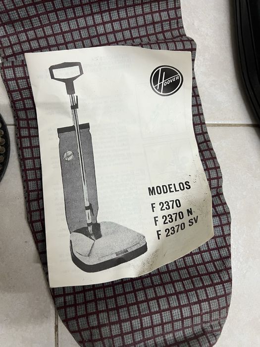 Enceradora/aspirador Hoover a funcionar