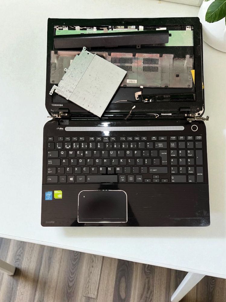 Toshiba - Intel Core i7 - Falta Ecrã