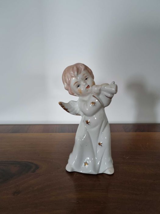 Porcelanowa figurka aniołka z trąbką
