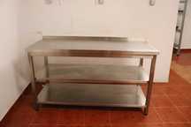 Bancada de trabalho em inox com prateleiras