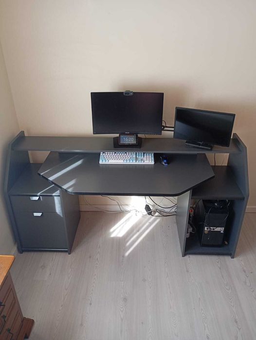 Mesa de escritório para vários monitores e PC