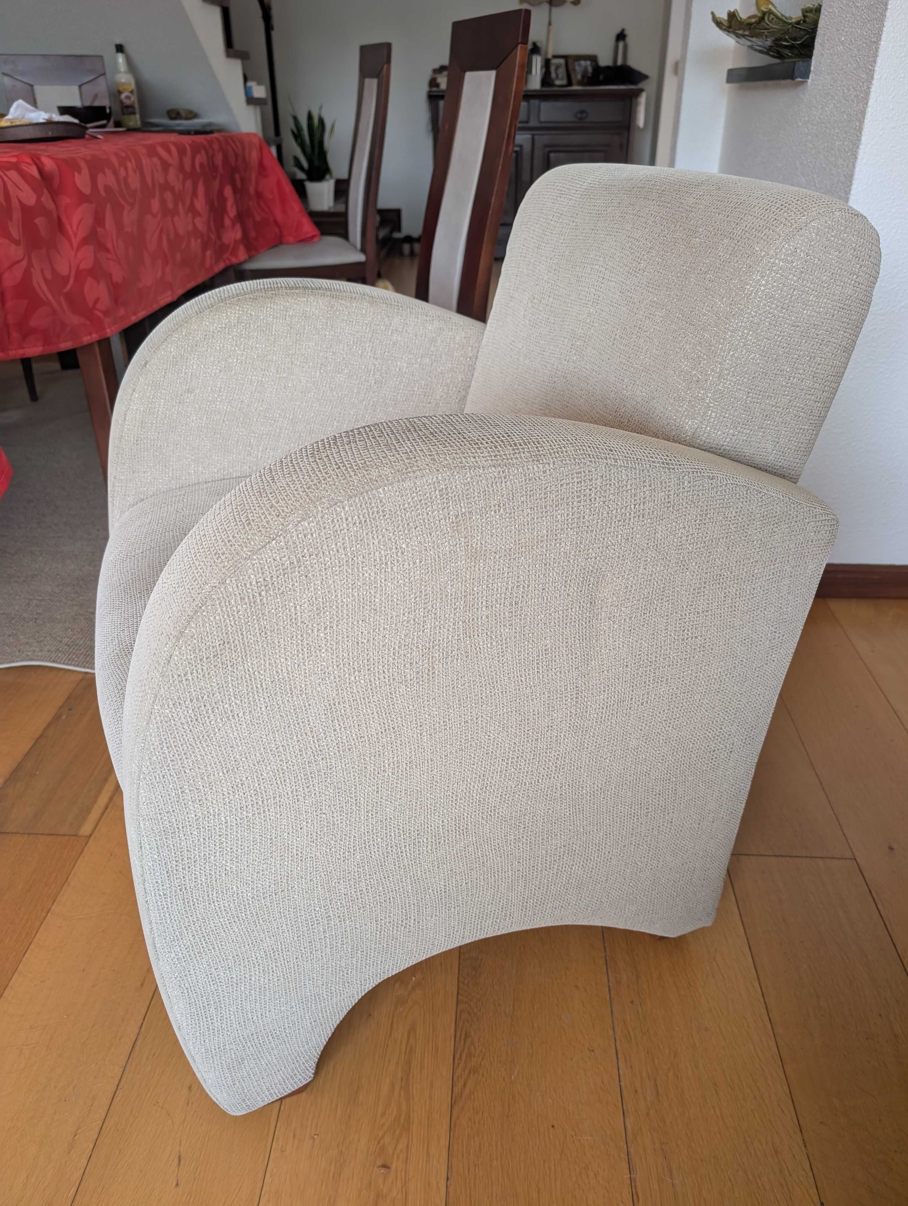 Poltrona com repouso para pés
