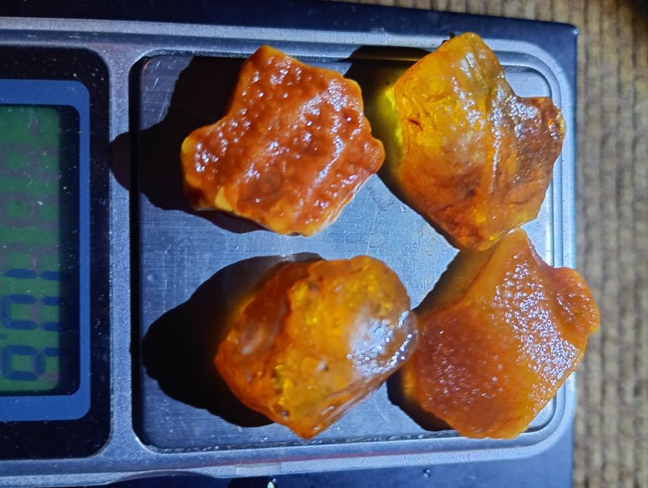 Bursztyn bałtycki surowy 4 szt