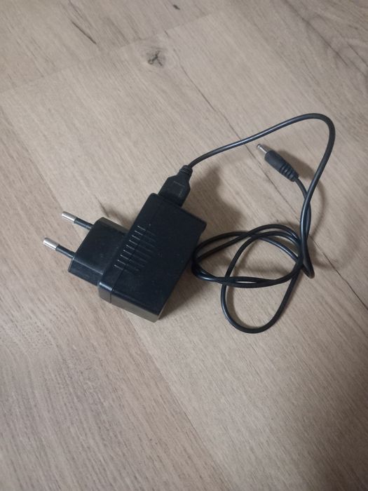Robo de brinquedo com comando e carregador