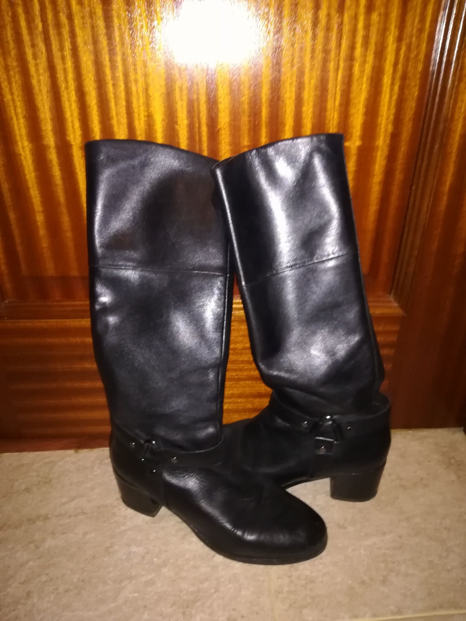 Botas em pele cor preta