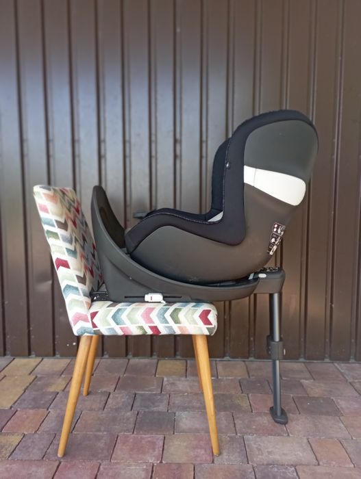 Zestaw Dwa foteliki z bazą: Nosidełko cybex, i fotelik kolejny Sirona.