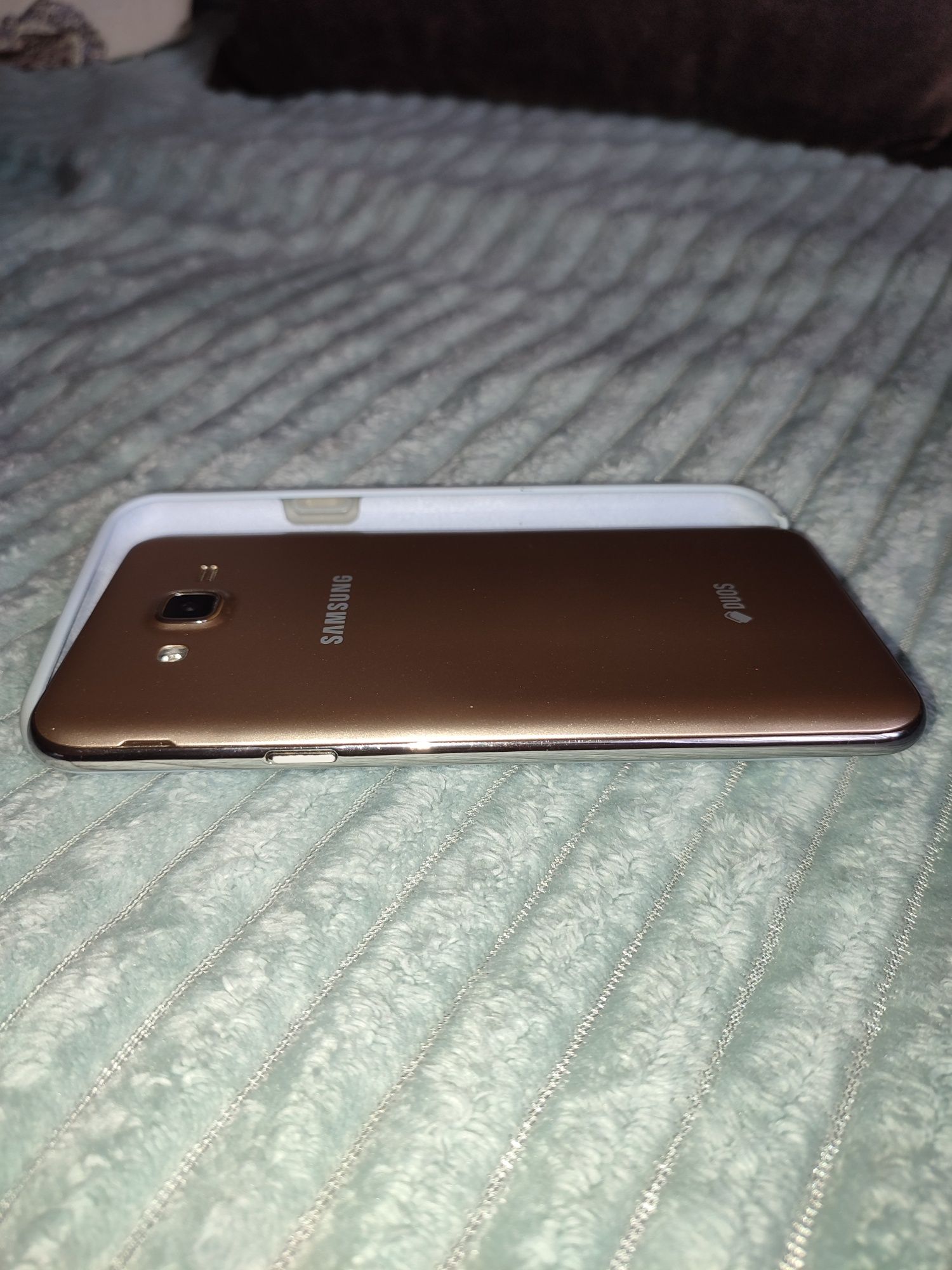 Смартфон Samsung J7