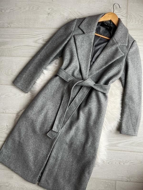 Сіре пальто з поясом