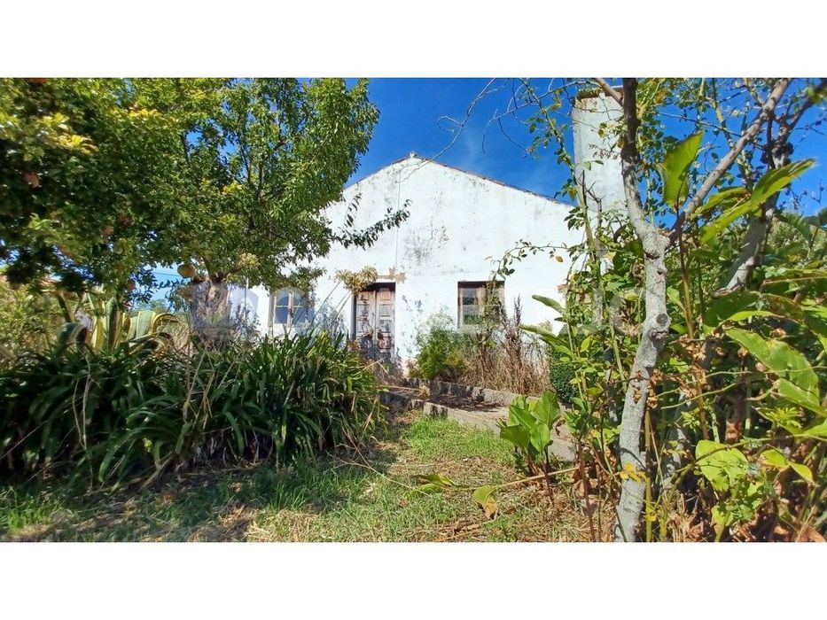 Casa para reabilitação com terreno, garagem e arrumos com cerca de ...