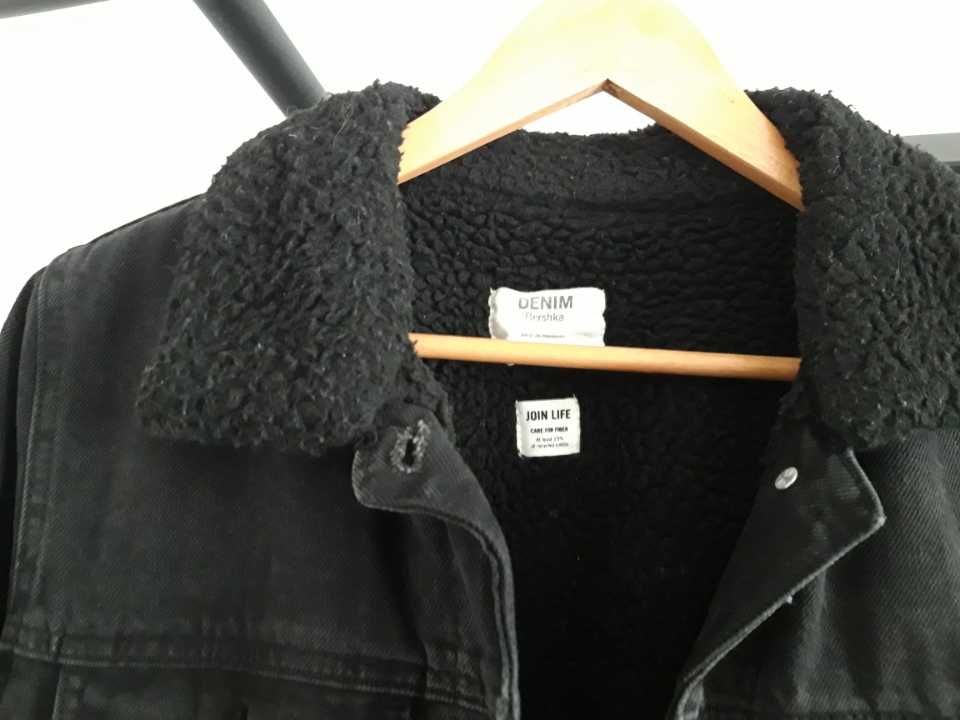 Czarna kurtka damska młodzieżowa jeans ocieplana barankiem Bershka r.S