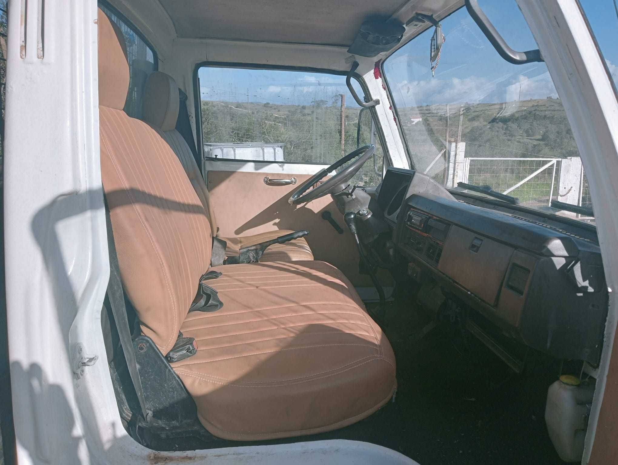 Nissan Cabstar 3500cc ligeira com caixa madeira 5Mts