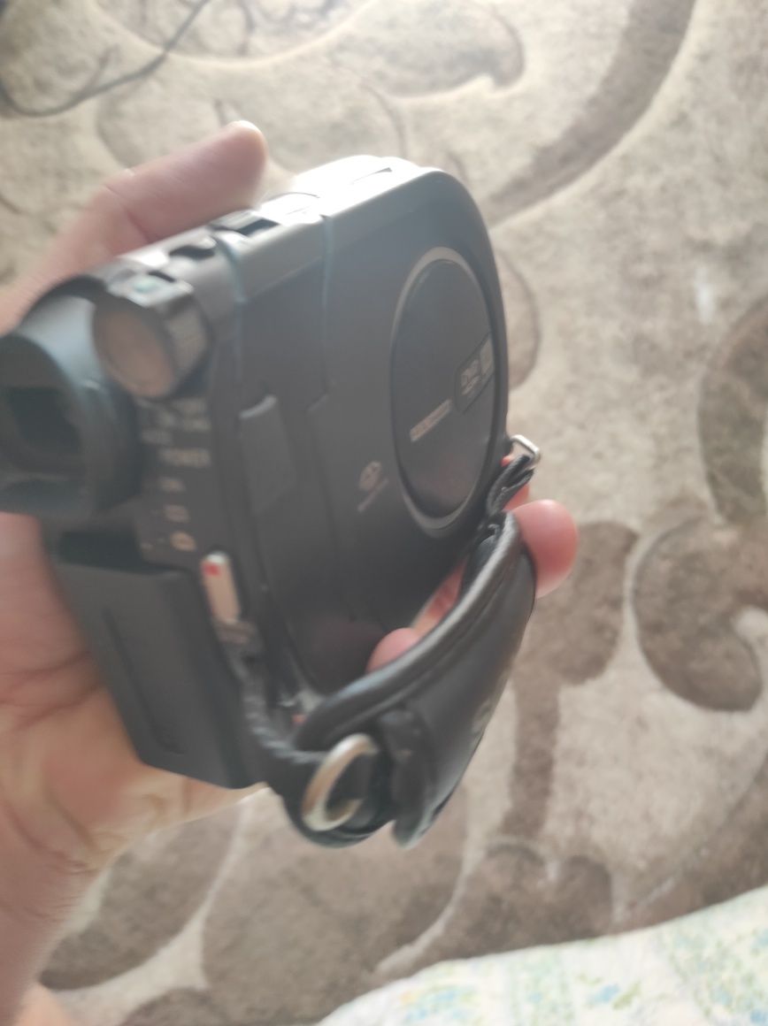 Відеокамера SONY DCR-DVD 110E

4149 6293 6474 9267