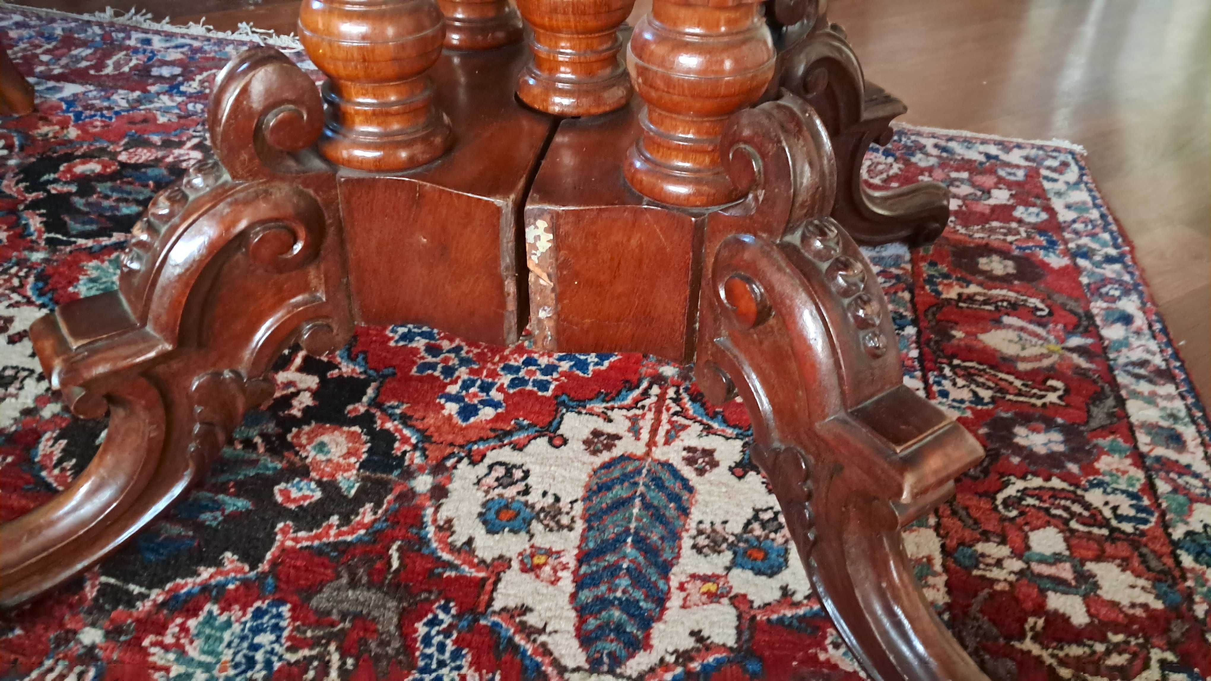 Stary rozkładany stół na jednej nodze